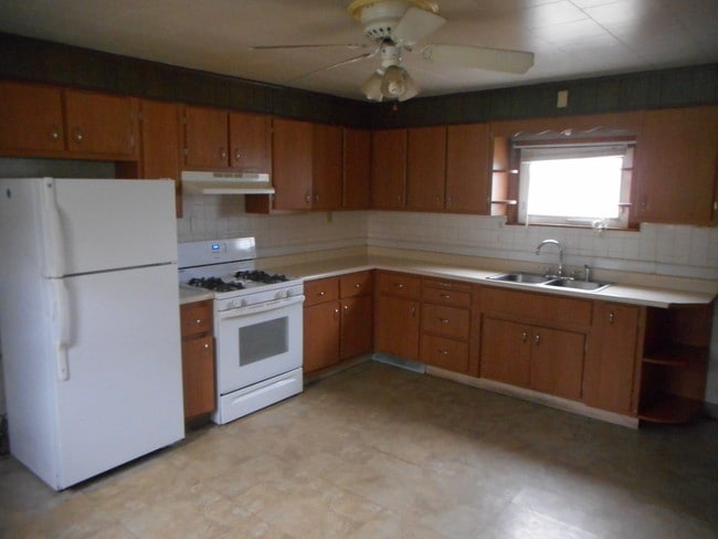 635 Wood St in California, PA - Building Photo - Building Photo