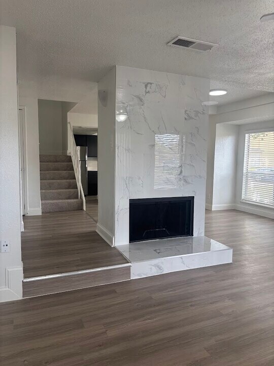 Meadowcrest Apartments in Dallas, TX - Building Photo