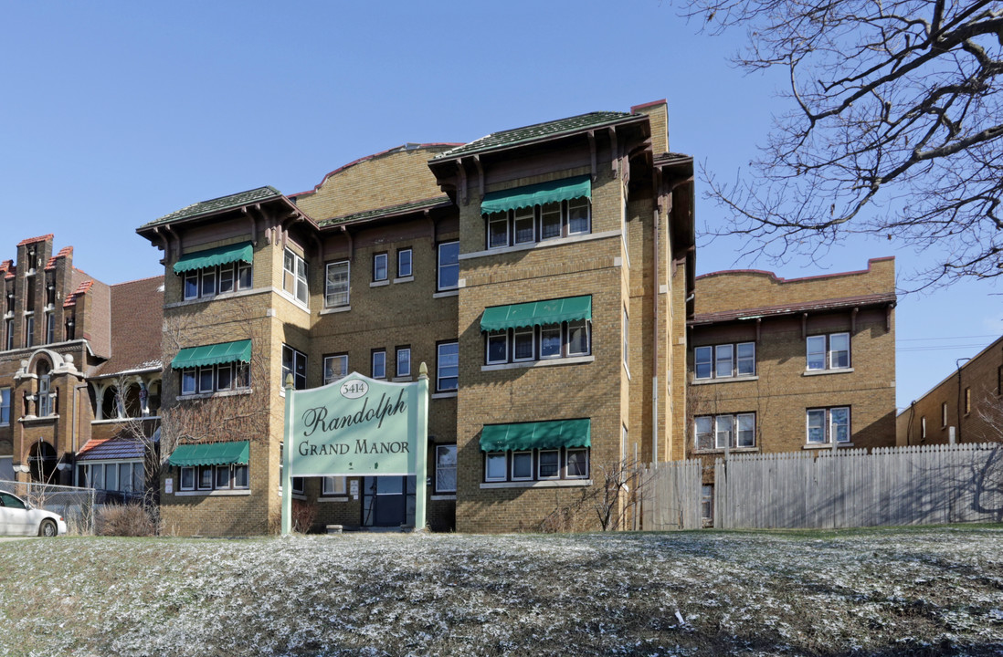 Rundolph Grand Manor Apartments in Milwaukee, WI - Building Photo