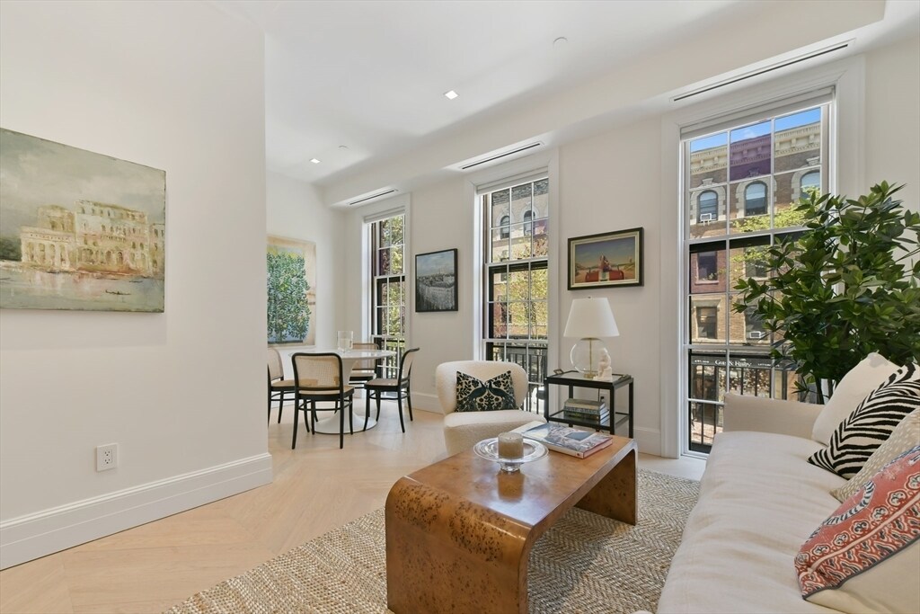 112 Charles St in Boston, MA - Building Photo