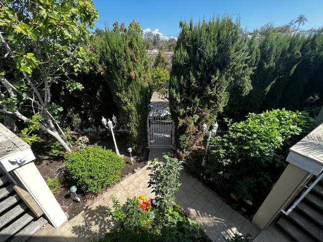 243 1/2 S Church Ln, Unit 243 1/2 in Los Angeles, CA - Building Photo - Building Photo