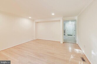 8932 Barrowgate Ct in Potomac, MD - Building Photo - Building Photo