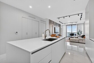 700 NE 23rd St in Miami, FL - Foto de edificio - Building Photo