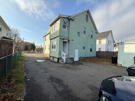 621 Springfield St in Chicopee, MA - Building Photo