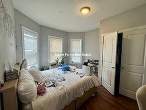 38 Crescent Ave, Unit 1 in Boston, MA - Foto de edificio - Building Photo