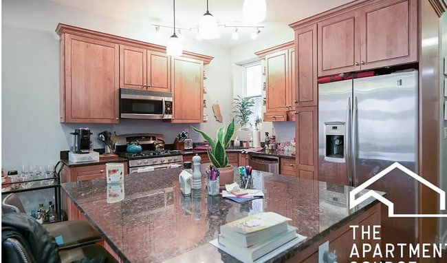 665 W Cornelia Ave, Unit 3 in Chicago, IL - Foto de edificio - Building Photo