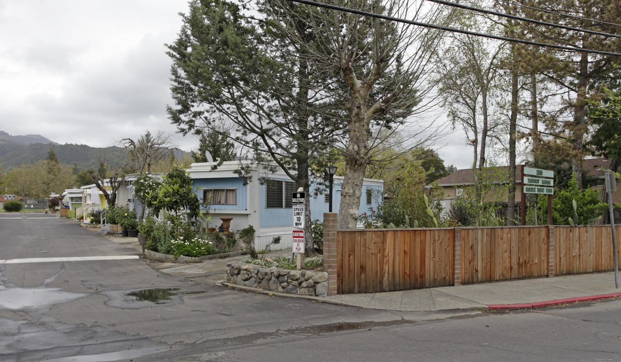 1300 Fair Way in Calistoga, CA - Foto de edificio