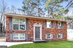 833 Brian Ln in Forest Park, GA - Building Photo