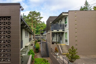 Tahitian Terrace Apartments in Portland, OR - Building Photo - Building Photo