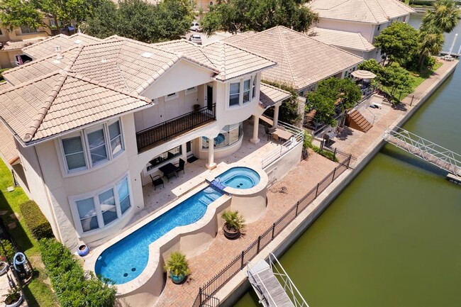 305 Harborside Cir in Kemah, TX - Foto de edificio - Building Photo