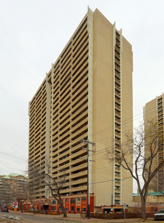 Windsor Park Plaza and Lofts in Edmonton, AB - Building Photo