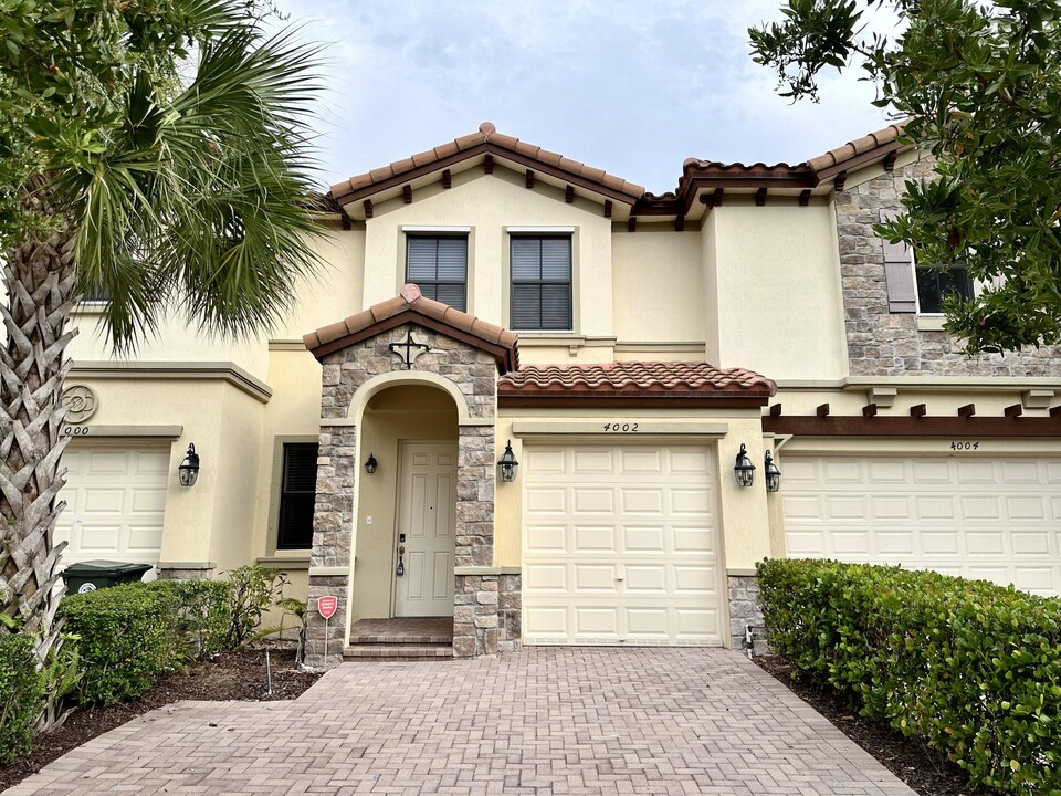 4002 Allerdale Pl in Coconut Creek, FL - Building Photo