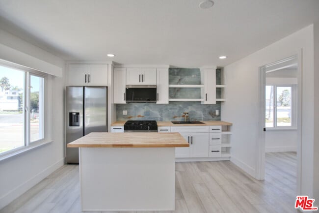 17165 Pacific Coast Hwy in Huntington Beach, CA - Building Photo - Building Photo