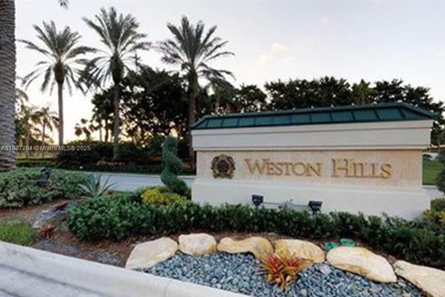 1825 Victoria Pointe Cir in Weston, FL - Building Photo