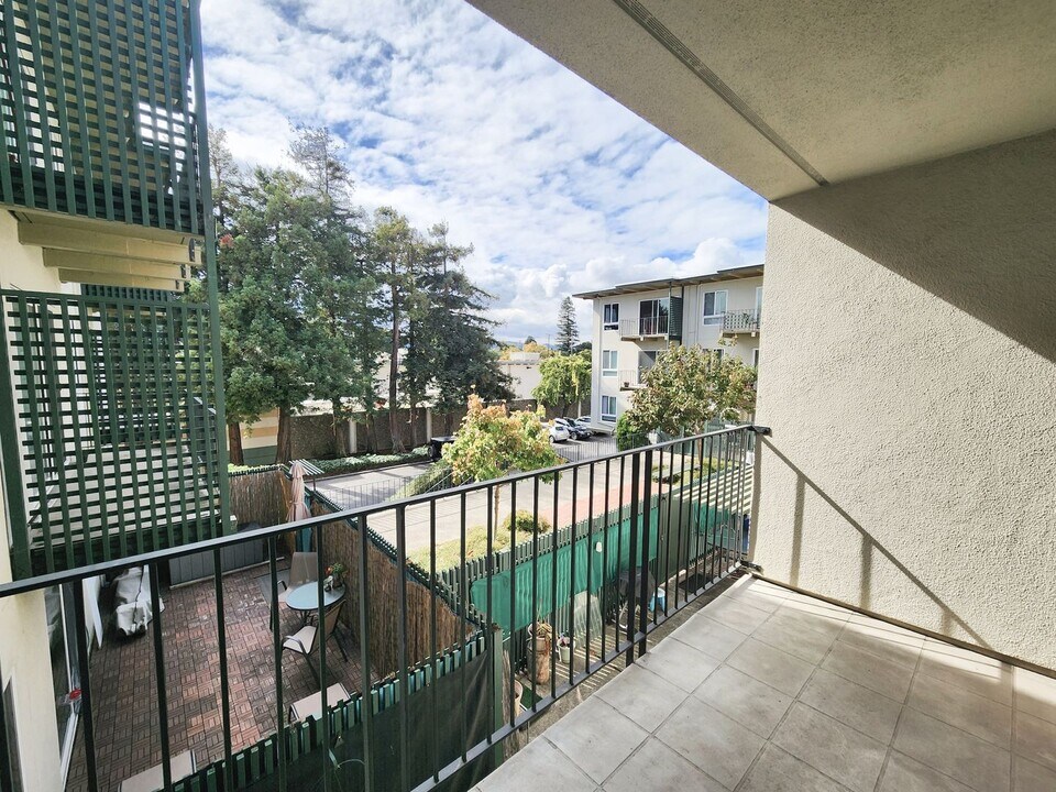 904 Peninsula Ave in San Mateo, CA - Building Photo