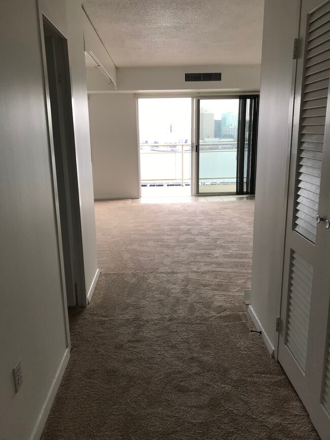 1 Crawford Pky, Unit Studio in Portsmouth, VA - Building Photo - Building Photo