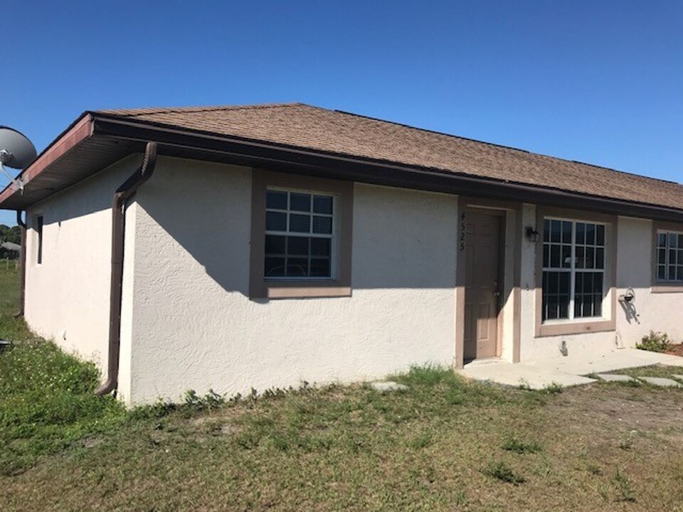 4525-4527 19th St SW in Lehigh Acres, FL - Building Photo