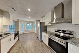 5022 Cliff Top Dr in Loganville, GA - Building Photo - Building Photo