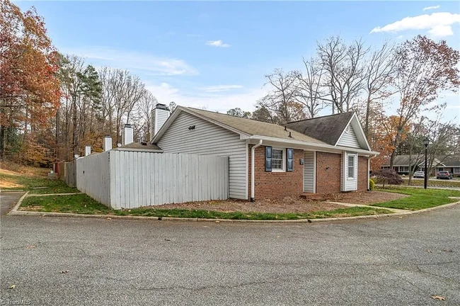 30 Brandy Dr in Greensboro, NC - Foto de edificio - Building Photo