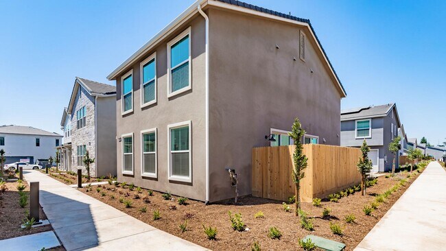 2834 E Tamarind Dr in Fresno, CA - Building Photo - Building Photo