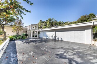 8900 Alto Cedro Dr in Beverly Hills, CA - Building Photo - Building Photo