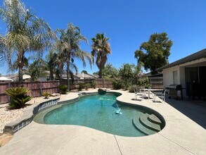1074 W Orange St in Hanford, CA - Building Photo - Building Photo