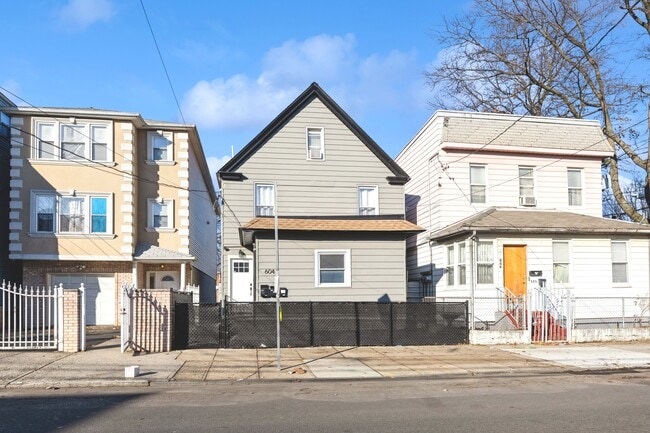 property at 604 N 8th St