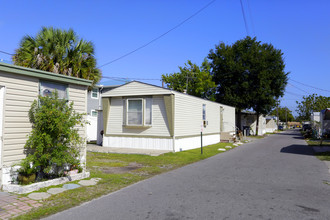 Pinecrest II in St. Petersburg, FL - Foto de edificio - Building Photo