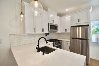 5220 Radford Ave in Los Angeles, CA - Foto de edificio - Building Photo