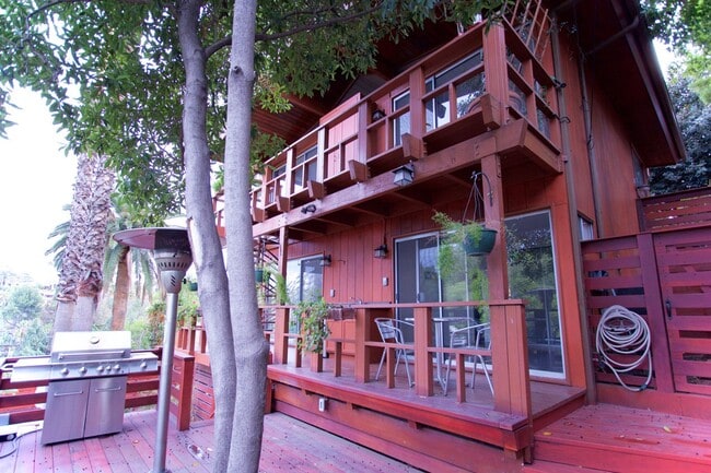 6851 Alta Loma Terrace in Los Angeles, CA - Building Photo - Building Photo
