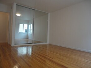 3176 Rowena Ave in Los Angeles, CA - Foto de edificio - Building Photo