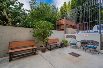 Chateau Regent Apartments in North Hollywood, CA - Building Photo - Building Photo