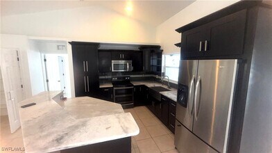 833 Eisenhower Blvd in Lehigh Acres, FL - Foto de edificio - Building Photo