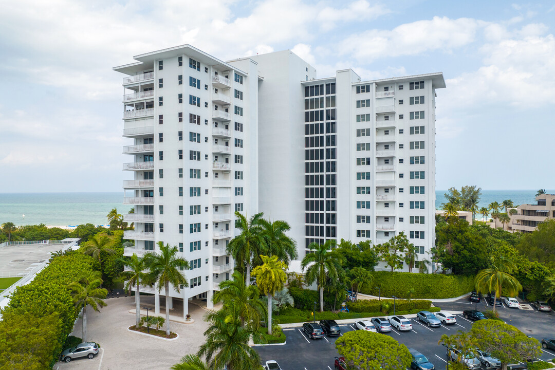 Island House Apartments in Key Biscayne, FL - Building Photo