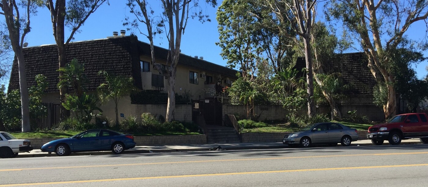 8641 Glenoaks Blvd in Los Angeles, CA - Building Photo