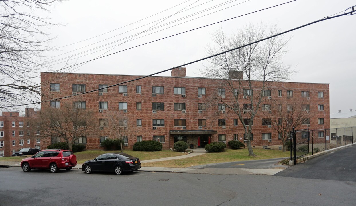 10 Sweetfield Cir in Yonkers, NY - Foto de edificio