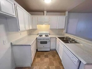 10225 Hillhaven Ave, Unit 109 in Tujunga, CA - Building Photo - Building Photo