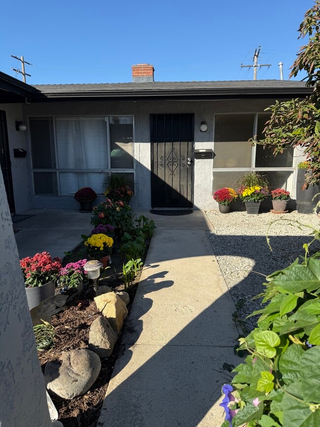 305-302 N Dwyer Pl in Anaheim, CA - Foto de edificio - Building Photo