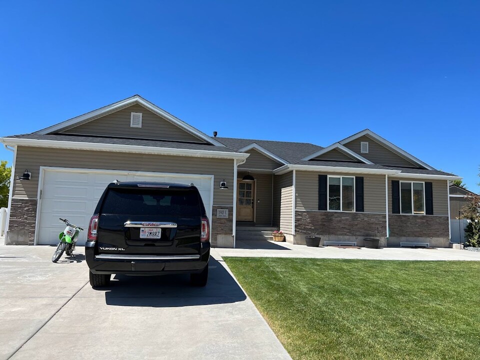 1943 Katie Ct N in Enoch, UT - Foto de edificio