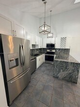 1350 Periwinkle Pl in Wellington, FL - Foto de edificio - Building Photo