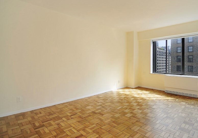 900 Park Ave in New York, NY - Building Photo