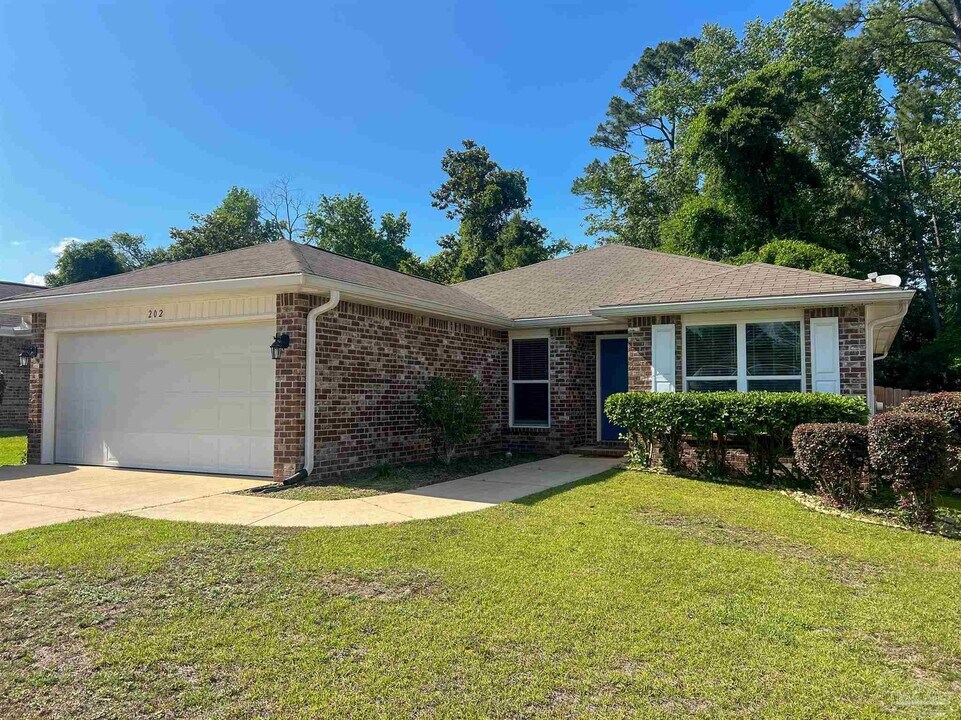 202 Creekview Dr in Pensacola, FL - Building Photo