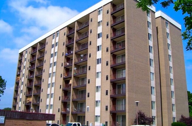 Ferris Park Towers in Lansing, MI - Foto de edificio - Building Photo