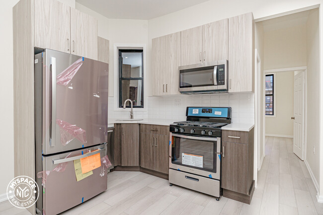 696 Hancock St, Unit 3L in Brooklyn, NY - Foto de edificio - Building Photo