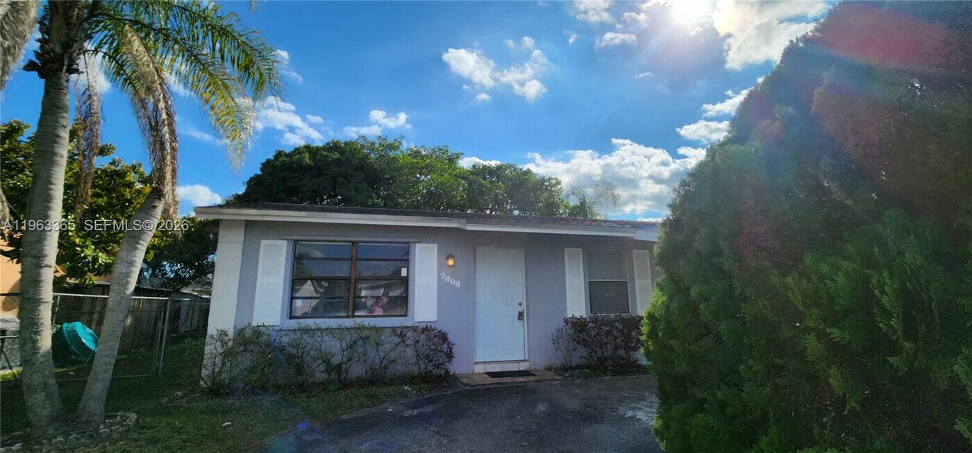 7808 SW 7th St in North Lauderdale, FL - Building Photo