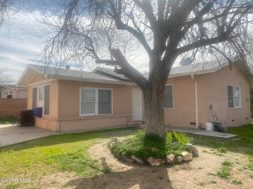 43360 7th St E in Lancaster, CA - Building Photo