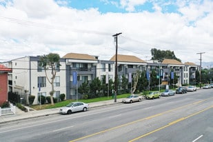 Tarzana Springs in Tarzana, CA - Building Photo