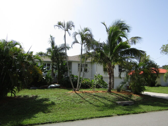 624 Portia St N in Nokomis, FL - Foto de edificio - Building Photo