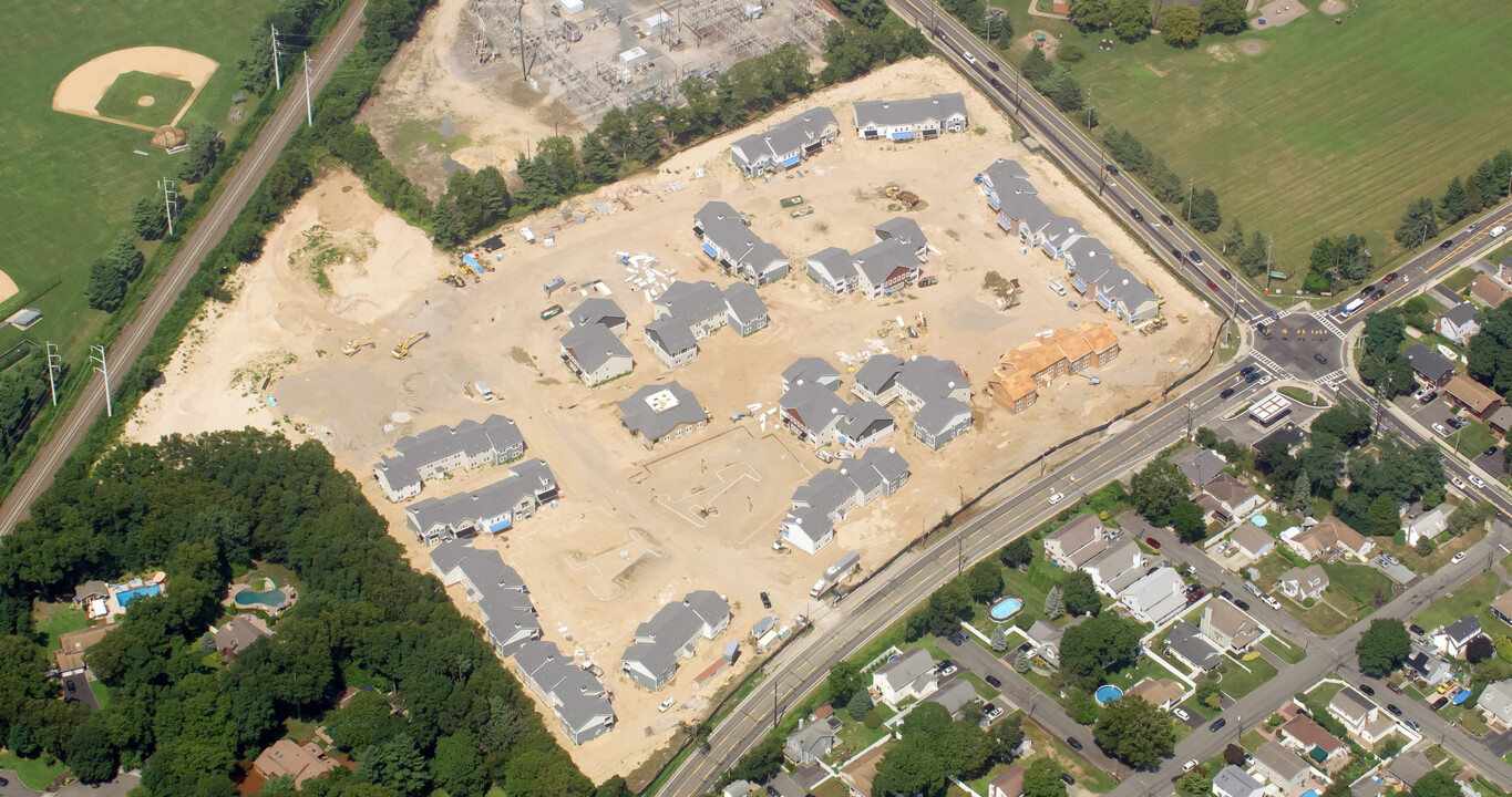 Matinecock Court in East Northport, NY - Building Photo