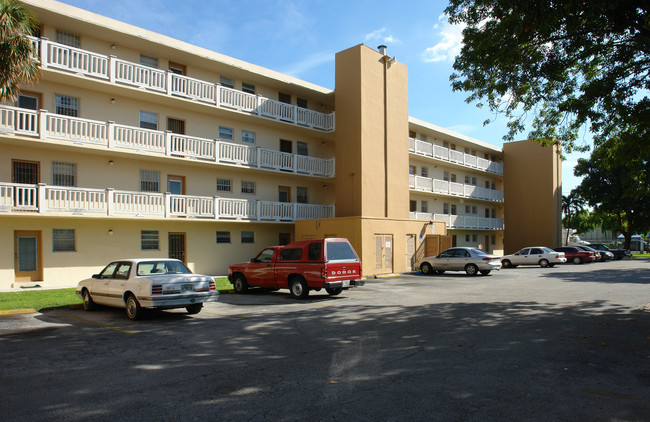 7th Ave. Apartments in Miami, FL - Foto de edificio - Building Photo